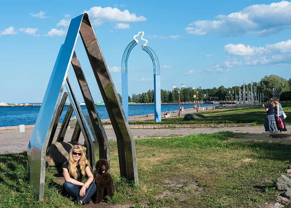 Мы с хозяйкой на набережной в Петрозаводске у скульптуры «Волна дружбы».