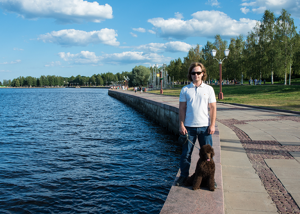 Мы с хозяином на набережной в Петрозаводске.