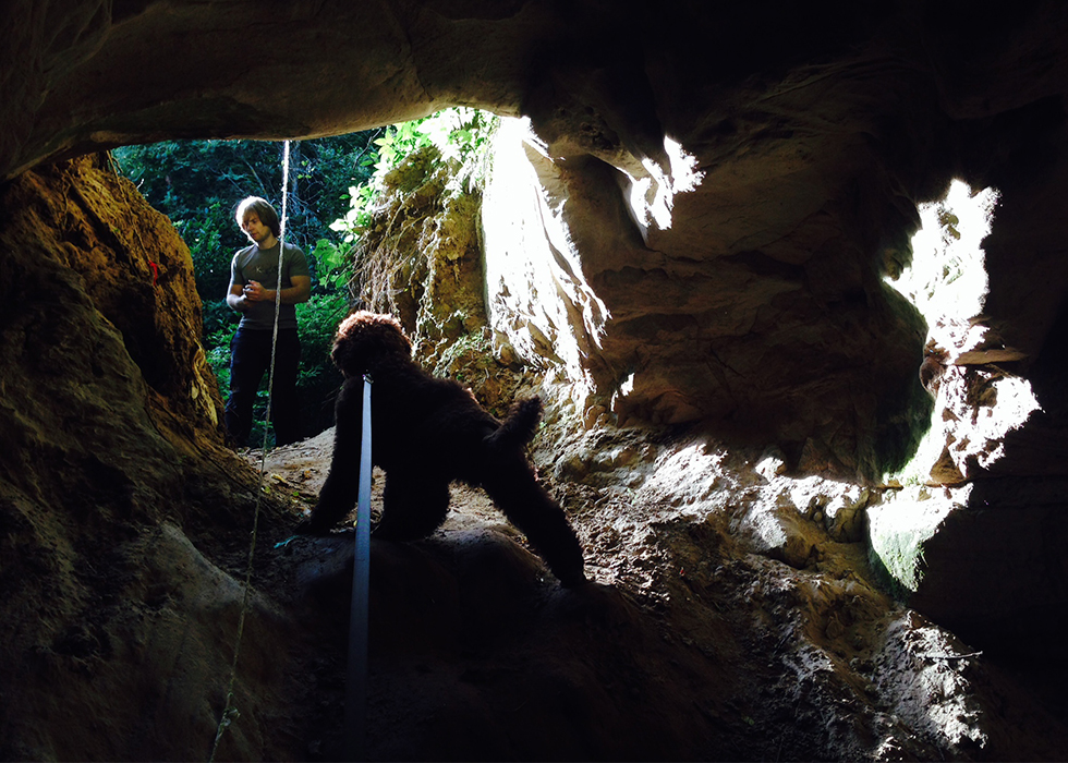 Я у выхода из Танечкиной пещеры на Старой Ладоге.