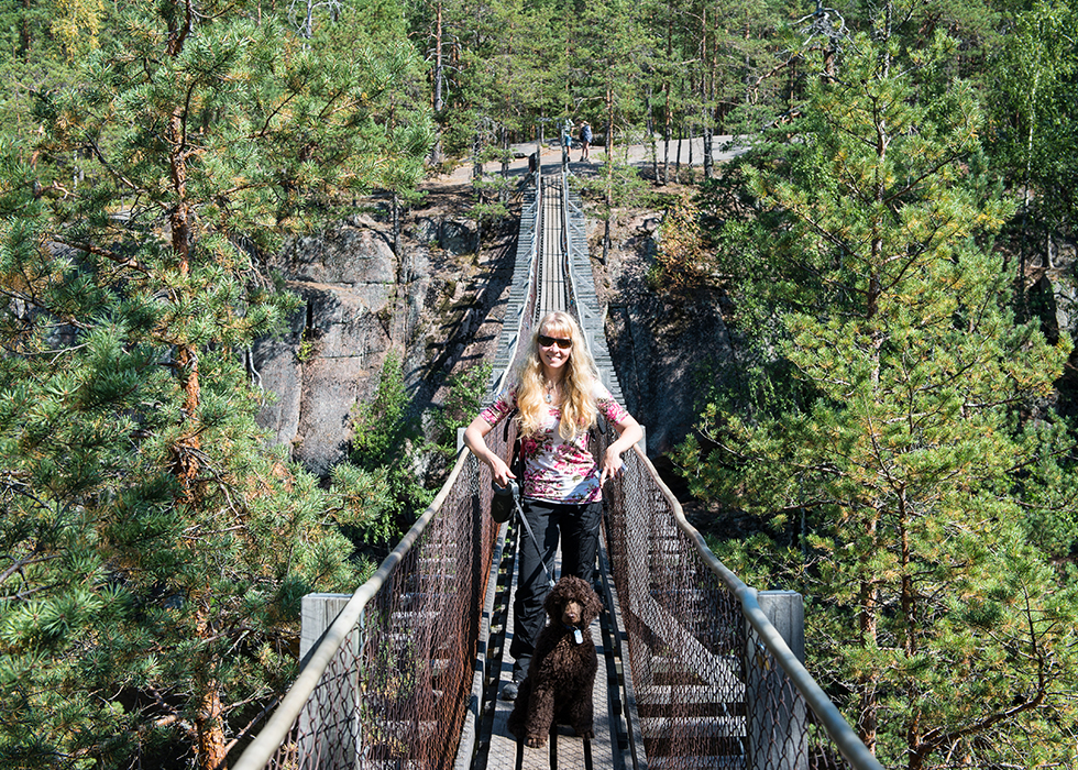Мы с хозяйкой мосту в Национальном парке Реповеси в Финляндии.