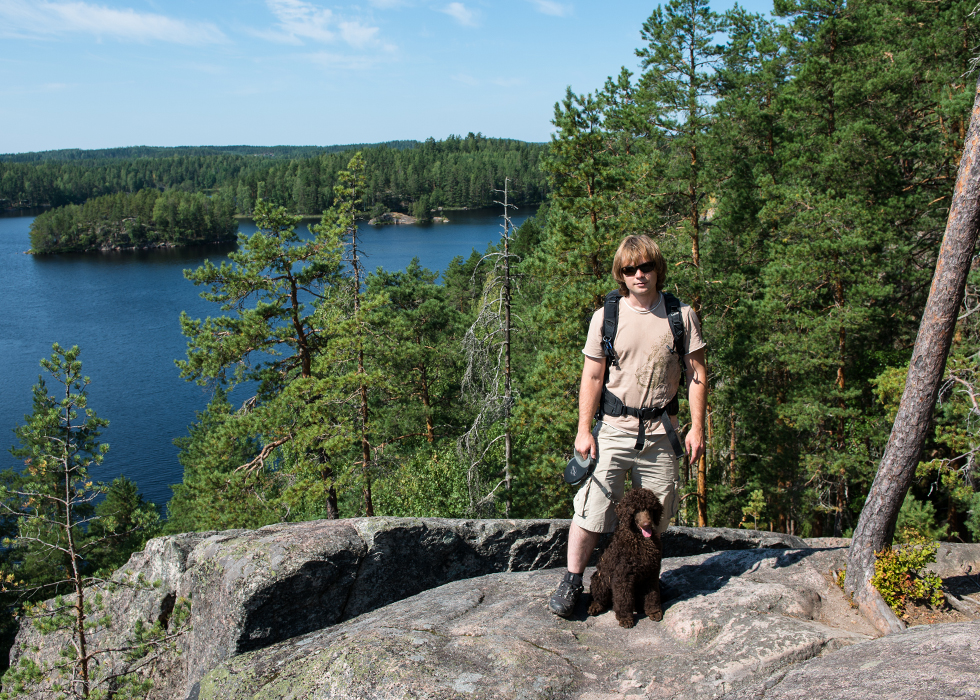 Мы с хозяином с видом на Национальный парк Реповеси в Финляндии.