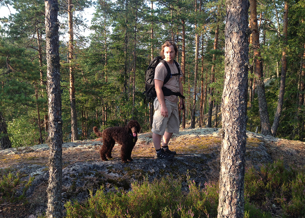 Мы с хозяином на скалах в Национальном парке Реповеси в Финляндии.