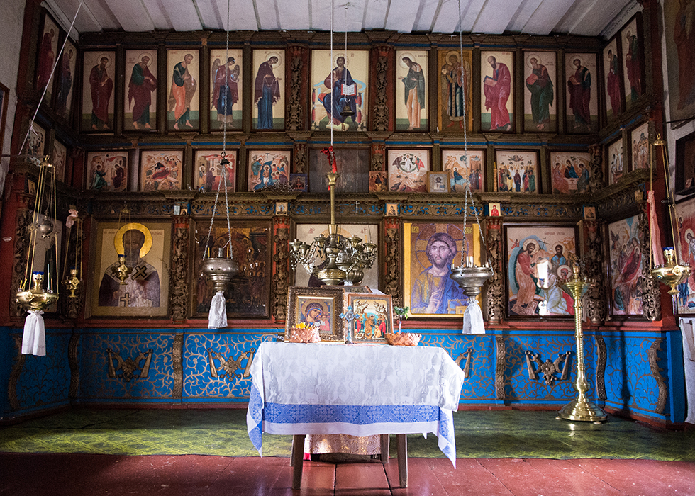 Внутри часовни Смоленской Божьей Матери в деревне Кинерма.