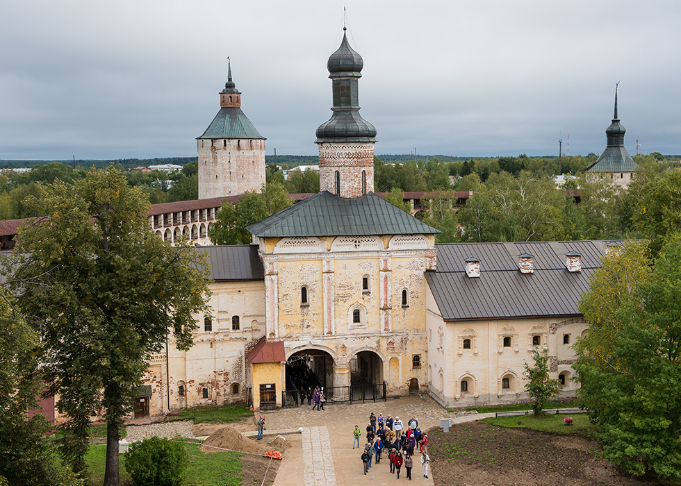 Вид на Кирилло-Белозерский монастырь с колокольни.