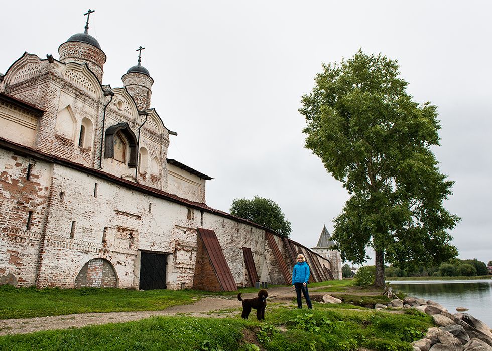 Мы с хозяйкой у стен Кирилло-Белозерского монастыря.