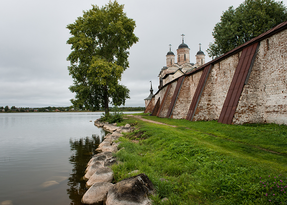 Вид на Кирилло-Белозерский монастырь.