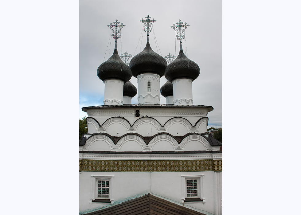 Вид на церковь Спаса Всемилостивого в Белозерске.