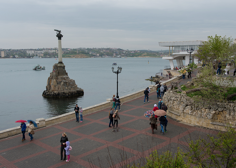 Памятник затопленным кораблям в Севастополе.