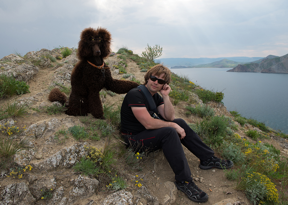 Мы с хозяином на фоне моря в Орджоникидзе.