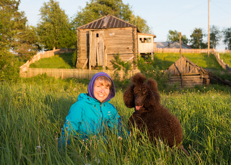 Мы с хозяйкой в траве в деревне Куганаволок.