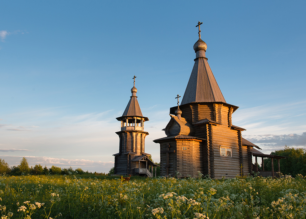 Церковь Диодора Юрьегорского на закате в деревне Куганаволок.