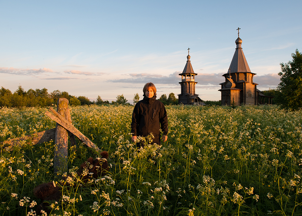 Мы с хозяином на фоне церкви Диодора Юрьегорского на закате в деревне Куганаволок.
