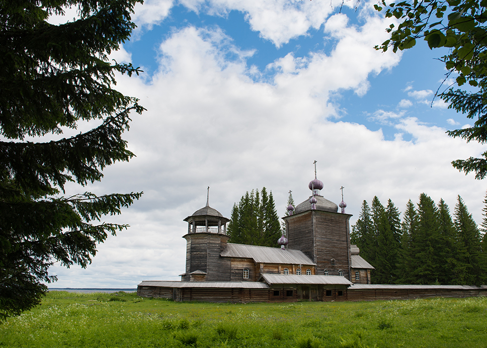 Вид на Ильинскую церковь.