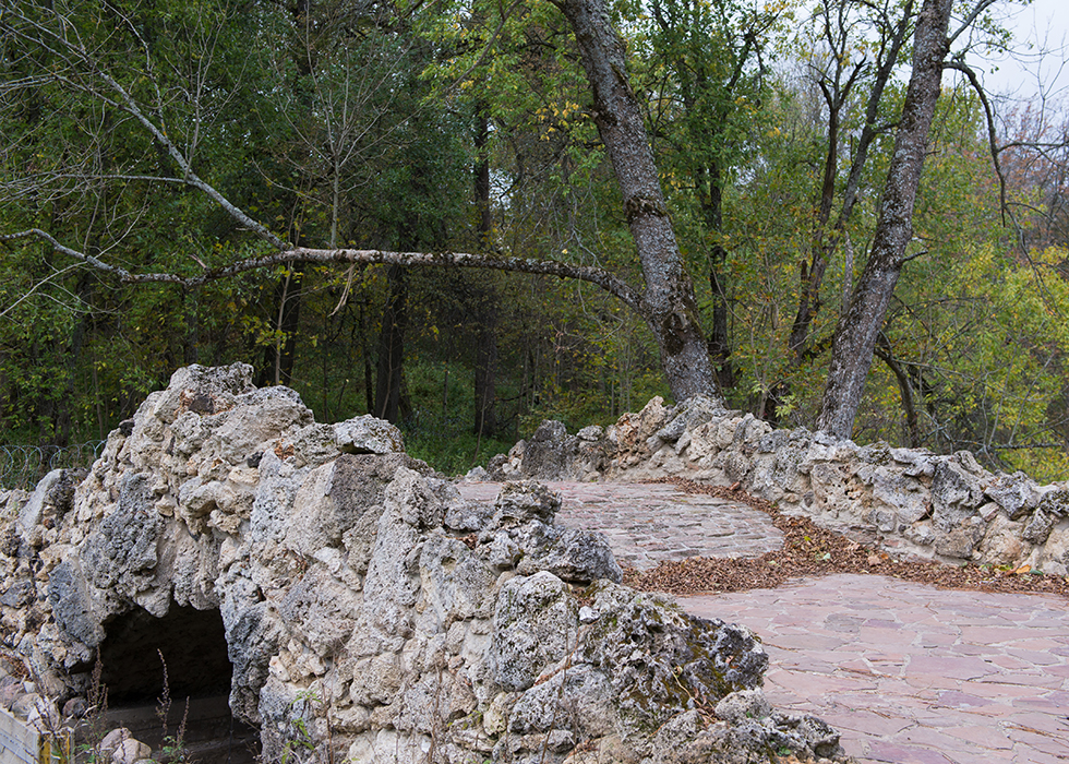 Мост в парке усадьбы Гостилицы.